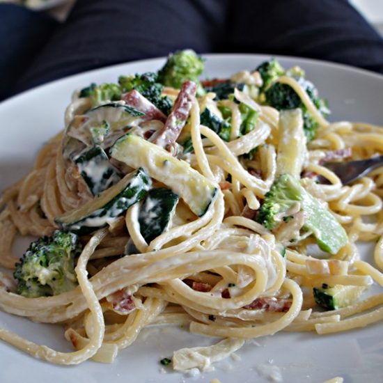 Espaguete ao Molho de Creme com Legumes e Salame