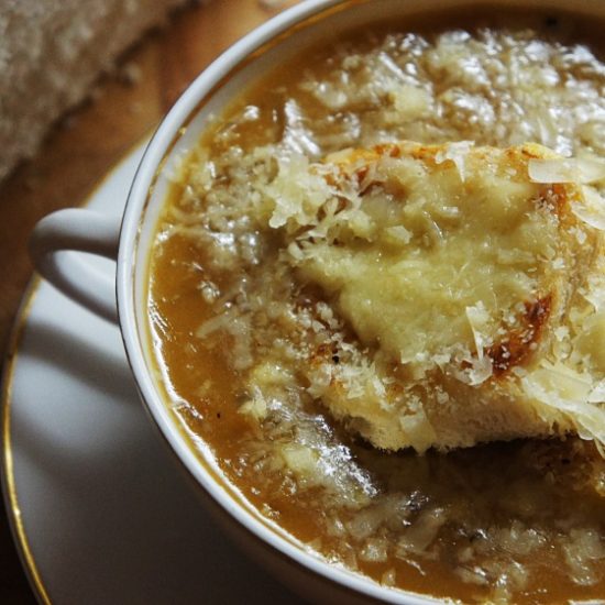 Receita de Sopa de Cebola com Queijo Gruyère