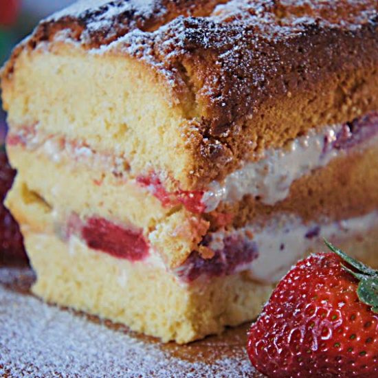 Receita de Bolo Recheado com Sorvete e Morango